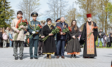 Сегодня состоялось важное и трогательное мероприятие — возложение цветов к мемориалу воинской славы на улице Солодухина.