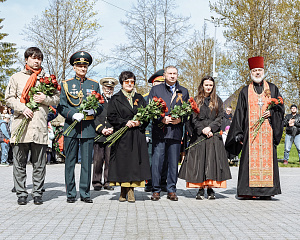 Сегодня состоялось важное и трогательное мероприятие — возложение цветов к мемориалу воинской славы на улице Солодухина.